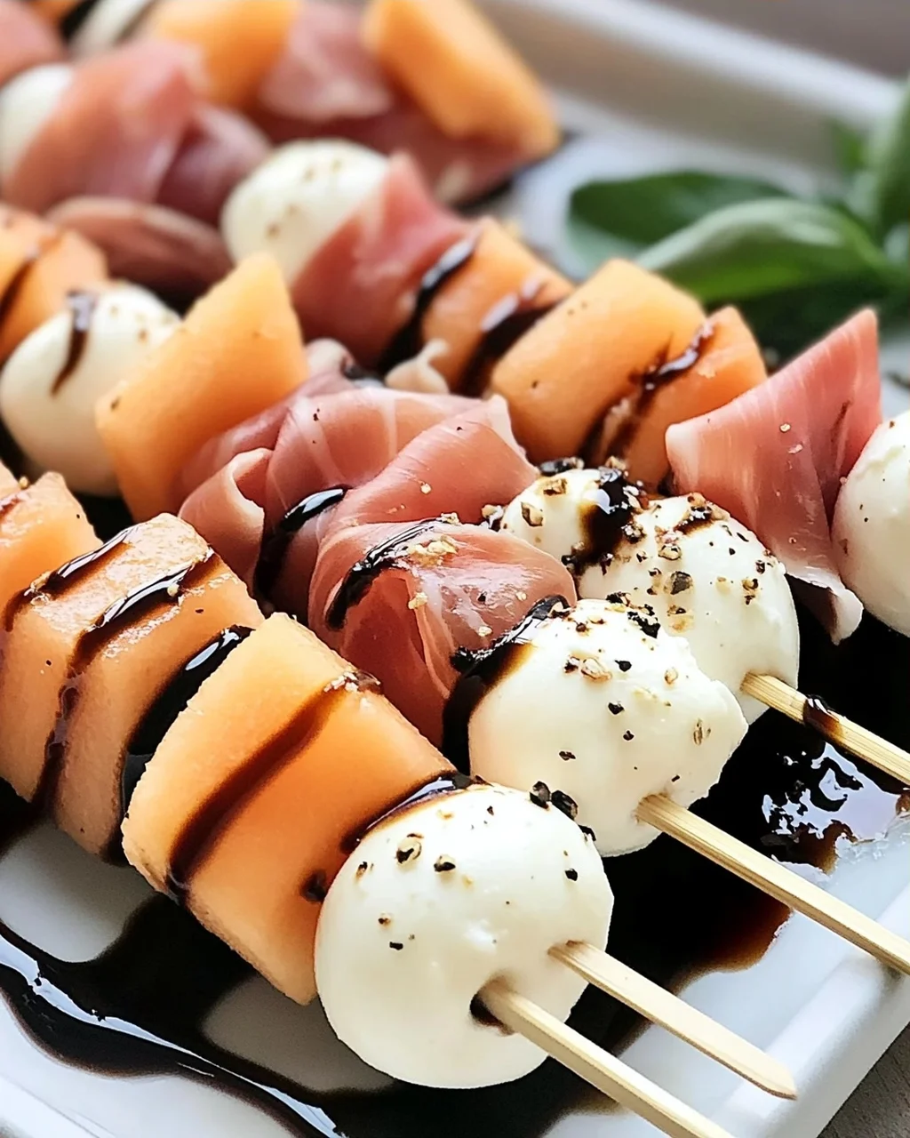 Erfrischende Melonen-, Prosciutto- und Mozzarella-Spieße
