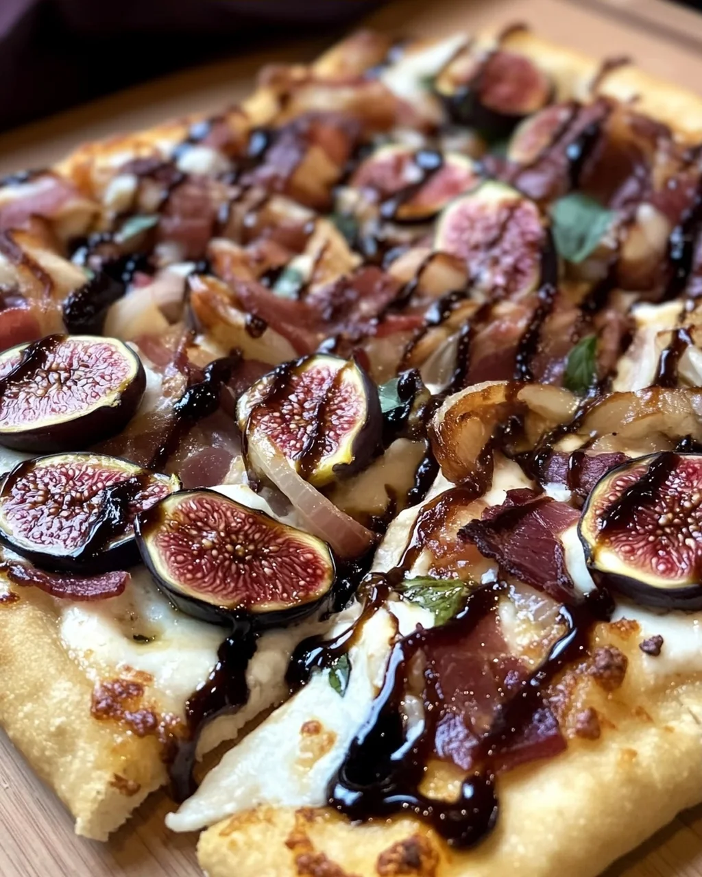 Feigen-Bacon-Pizza mit karamellisierten Zwiebeln und Balsamico
