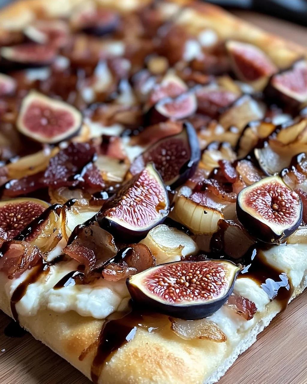 Feigen-Bacon-Pizza mit karamellisierten Zwiebeln und Balsamico