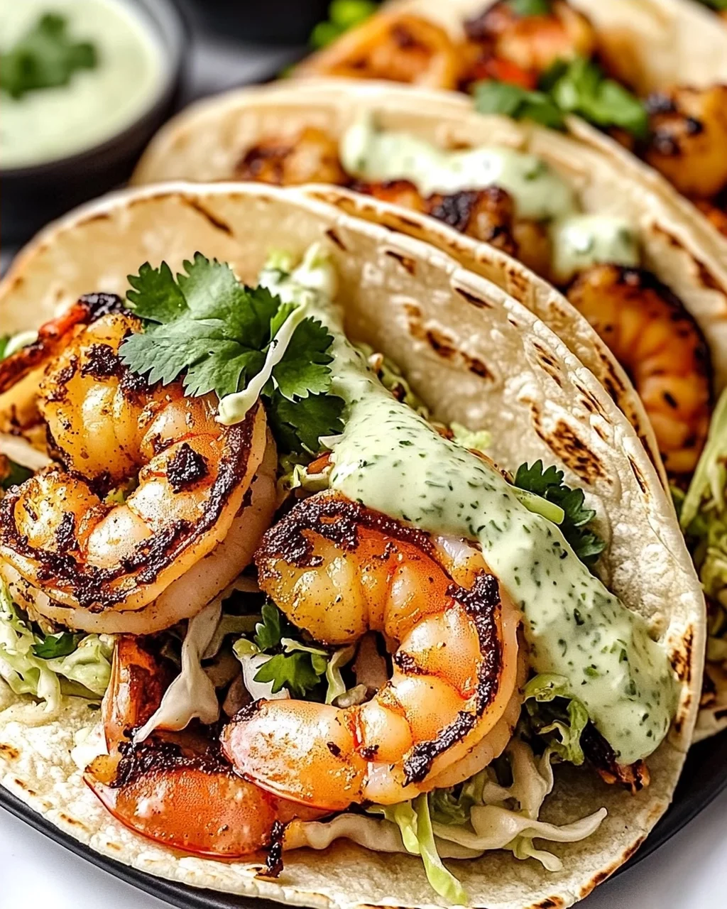 Garnelen-Tacos mit cremiger Salsa genießen