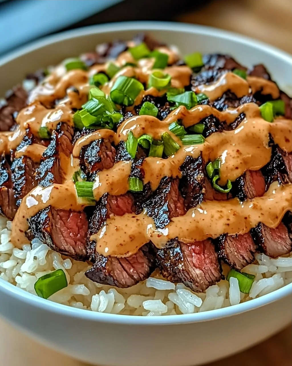 Koreanisches BBQ Steak Reis Schalen mit scharfer Sauce