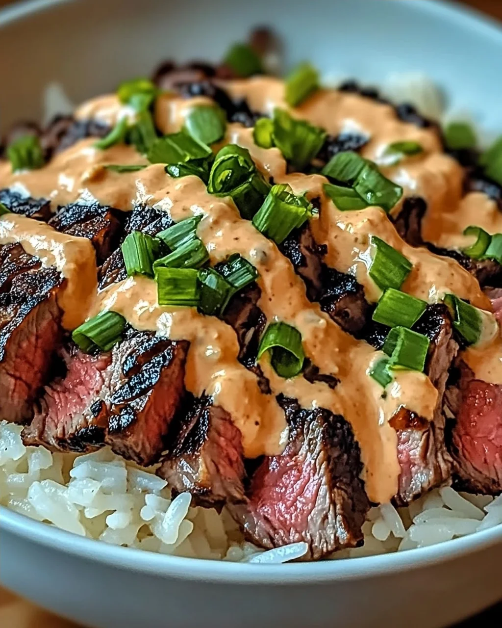 Koreanisches BBQ Steak Reis Schalen mit scharfer Sauce