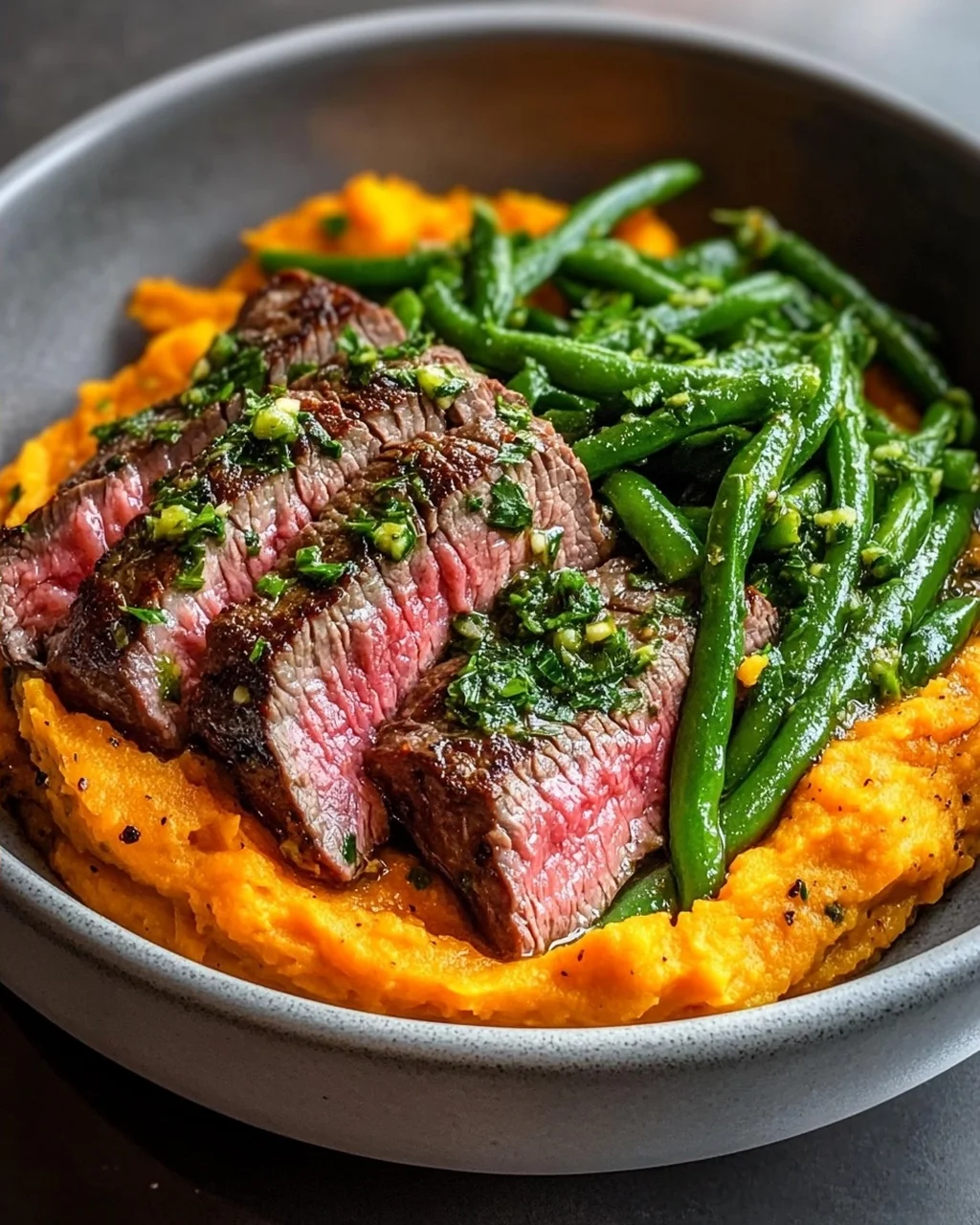 Leckere Steak Bowl mit Süßkartoffelpüree und grünen Bohnen