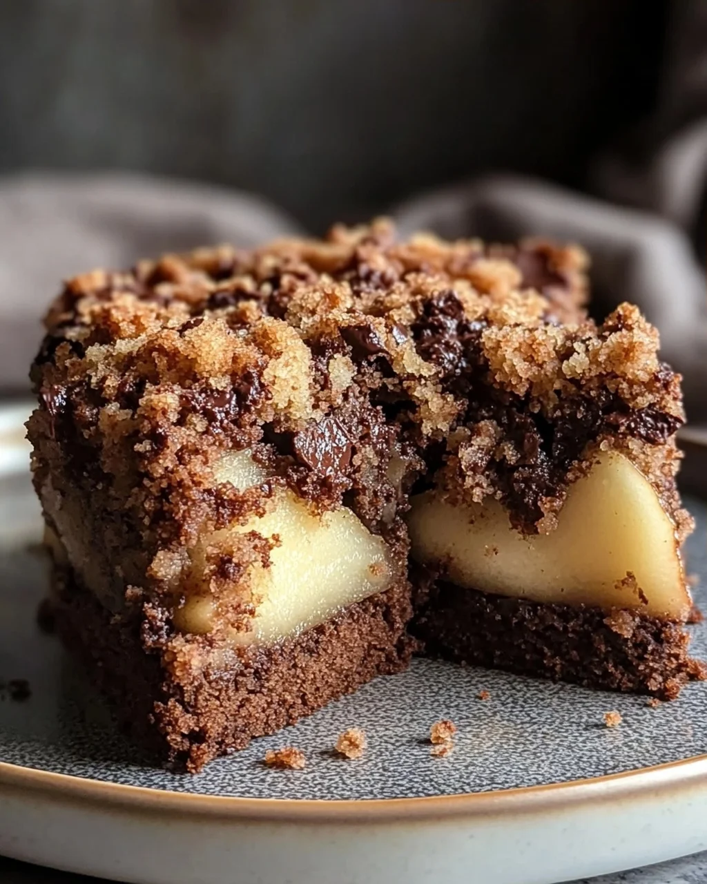 Saftiger Schokoladen-Birnenkuchen mit Schoko-Streuseln