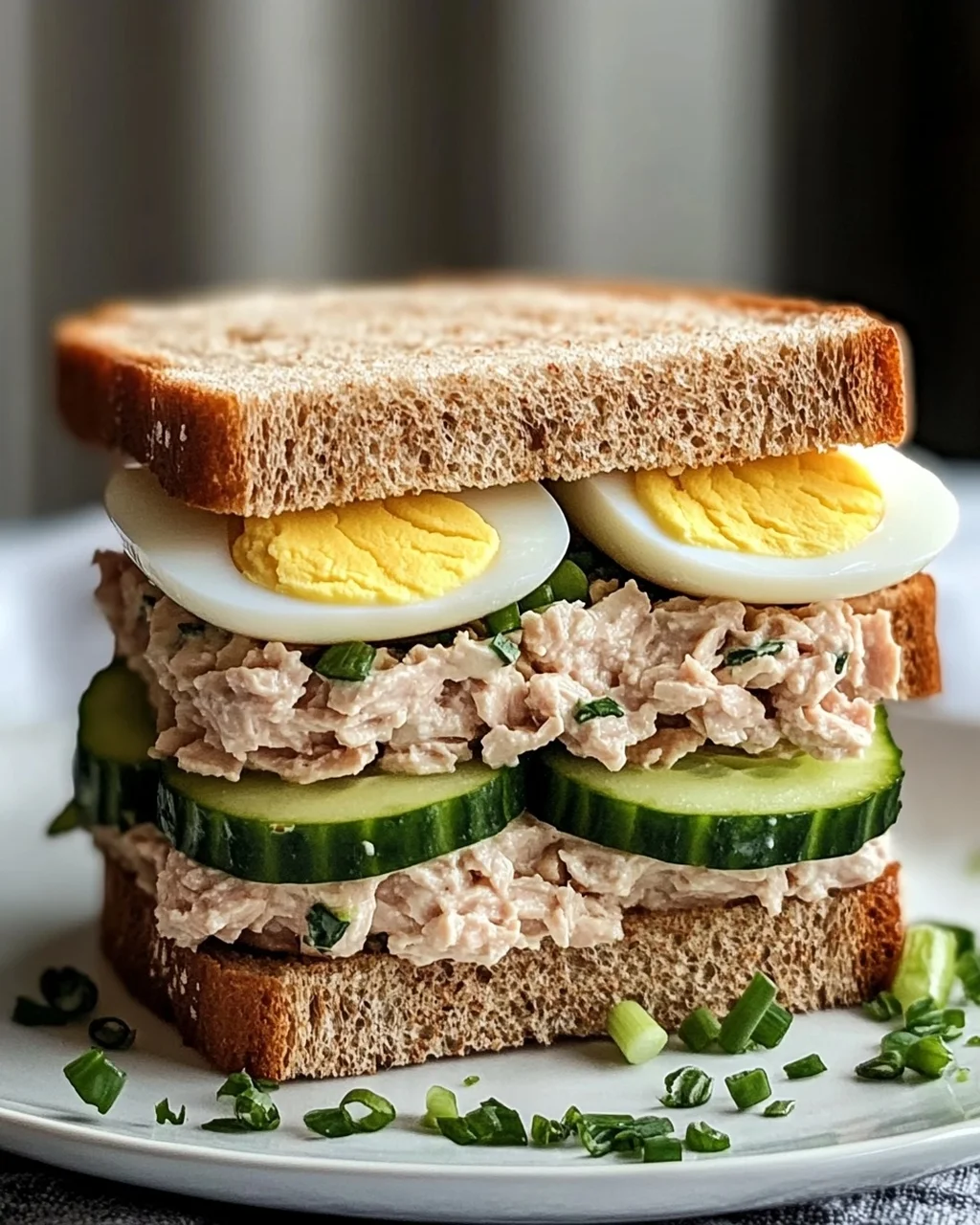 Thunfisch Sandwich mit Ei und Gurke