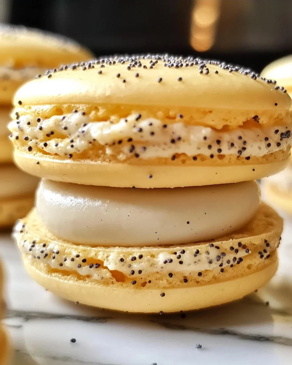 Zitronen-Mohn-Macarons mit cremiger Füllung